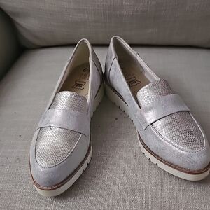 ⚜️Time and Tru Metallic Silver Loafers